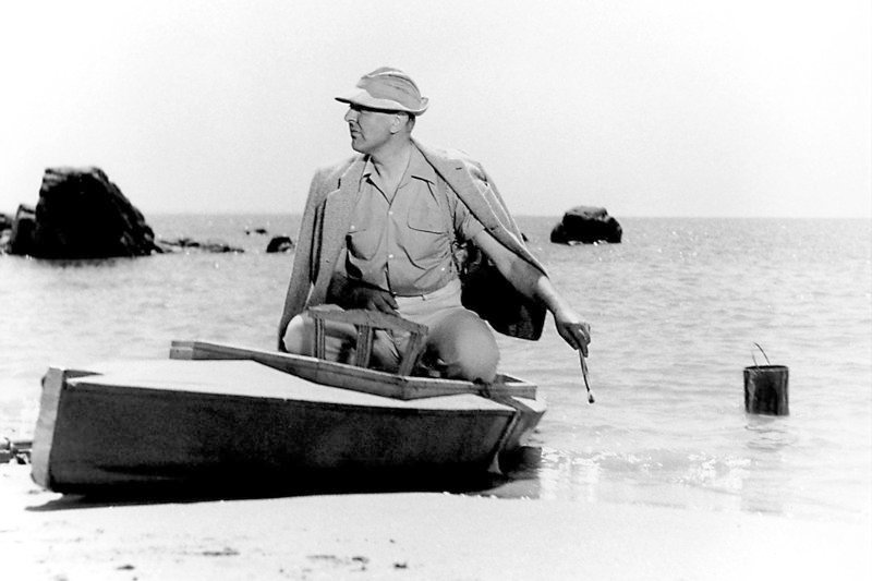 Während Monsieur Hulot (Jacques Tati) ein Boot lackiert, wird der Farbeimer vom Meer weggespült. – Bild: ARTE France /​ © Les Films de Mon Oncle