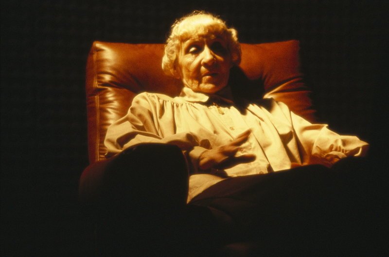 Die alte Dame Alice Douglas (Ann Nelson) ist entsetzt, als sie mit den Mächten des Bösen konfrontiert wird und erleben muss, wie ein junger Mann von Dämonen besessen ist … – Bild: Kineos Lizenzbild frei Die alte Dame Alice Douglas (Ann Nelson) ist entsetzt, als sie mit den Mächten des Bösen konfrontiert wird und erleben muss, wie ein junger Mann von Dämonen besessen ist … – Bild: Kineos Lizenzbild frei