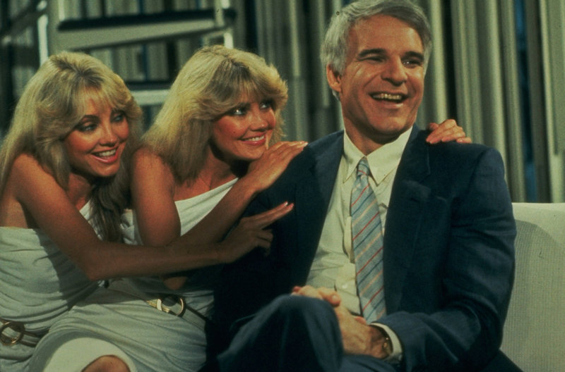Single Larry (Steve Martin, r.) schreibt einen Roman über und für männliche Singles - und ist plötzlich bei den Damen heiß begehrt ... – Bild: 1984 Universal Studios ALL RIGHTS RESERVED. Lizenzbild frei Single Larry (Steve Martin, r.) schreibt einen Roman über und für männliche Singles - und ist plötzlich bei den Damen heiß begehrt ... – Bild: 1984 Universal Studios ALL RIGHTS RESERVED. Lizenzbild frei