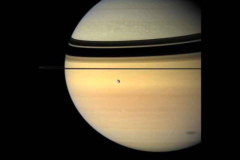 Die Raumsonde „Cassini“ hatte den Auftrag, den Saturn, seine Monde und seine berühmten Ringe erforschen. Auf einem dieser winzigen Monde könnte sich Leben verbergen. – Bild: arte