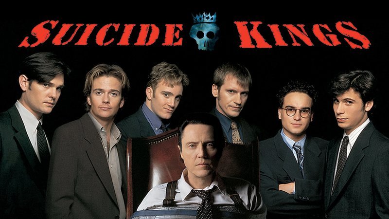 Suicide Kings – Artwork – (v.l.n.r.) Henry Thomas (Avery Chasten); Sean Patrick Flanery (Max Minot); Jay Mohr (Brett Cambell); Johnny Galecki (Ira Reder); Denis Leary (Lono Veccio); Jeremy Sisto (T. K.); Christopher Walken (Carlo Bartolucci / Charlie Barret) – Bild: 1997 LIVE Film and Mediaworks Inc. All Rights Reserved. Lizenzbild frei Suicide Kings – Artwork – (v.l.n.r.) Henry Thomas (Avery Chasten); Sean Patrick Flanery (Max Minot); Jay Mohr (Brett Cambell); Johnny Galecki (Ira Reder); Denis Leary (Lono Veccio); Jeremy Sisto (T. K.); Christopher Walken (Carlo Bartolucci / Charlie Barret) – Bild: 1997 LIVE Film and Mediaworks Inc. All Rights Reserved. Lizenzbild frei