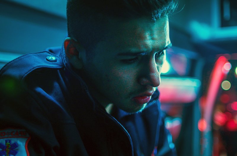 Private Rettungskräfte wie Juan Ochoa sind häufig für Verletzte die einzige Möglichkeit, medizinisch versorgt zu werden. – Bild: Family Ambulance Film LLC/Luke Lorentzen / © Family Ambulance Film LLC/Luke Lorentzen Private Rettungskräfte wie Juan Ochoa sind häufig für Verletzte die einzige Möglichkeit, medizinisch versorgt zu werden. – Bild: Family Ambulance Film LLC/Luke Lorentzen / © Family Ambulance Film LLC/Luke Lorentzen