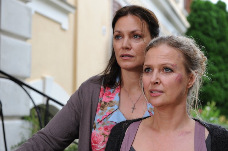Auf Katrin (Katharina Böhm, re) wurde ein Mordanschlag verübt. Hat ihre Schwester Manuela (Maja Maranow, li) etwas damit zu tun? – Bild: ZDF und kerstin stelter