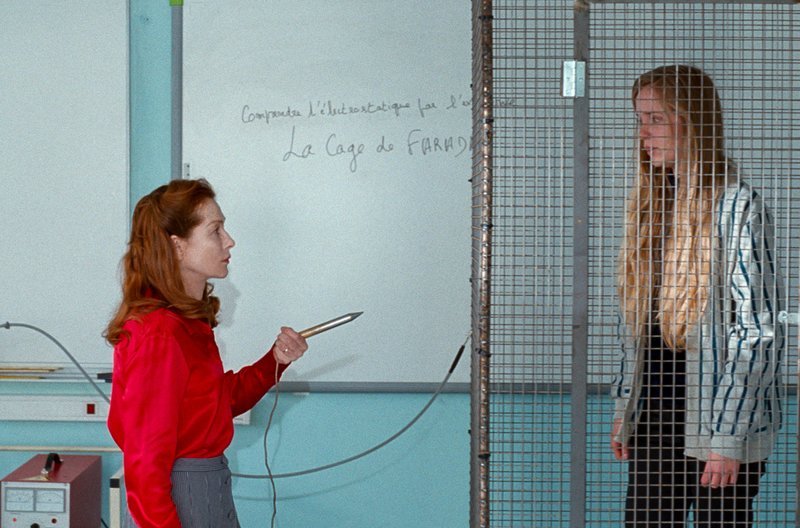 Madame Géquil (Isabelle Huppert, li.) ist Physiklehrerin an einem Lycée. Die Kollegen schauen auf sie herab, der Schulleiter nimmt sie nicht ernst und die täglichen Unterrichtsstunden werden ihr zur Hölle gemacht. – Bild: arte