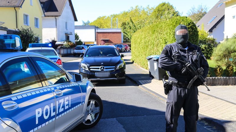 Schwerbewaffnete Polizisten bei einem Einsatz gegen eine Clan-Familie, die in mehreren Spielhallen rund 48 Millionen Euro Steuern hinterzogen haben soll. – Bild: WDR/​RBB