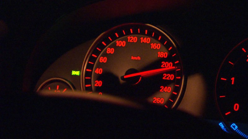Tempo 200 in der Stadt: Die Fälle von illegalen Autorennen, bei denen mit völlig überhöhtem Tempo durch die Innenstädte gerast wird, häufen sich. Auch die Zahl der unbeteiligten Todesopfer steigt. – Bild: ZDF und Jochen Schulze Tempo 200 in der Stadt: Die Fälle von illegalen Autorennen, bei denen mit völlig überhöhtem Tempo durch die Innenstädte gerast wird, häufen sich. Auch die Zahl der unbeteiligten Todesopfer steigt. – Bild: ZDF und Jochen Schulze