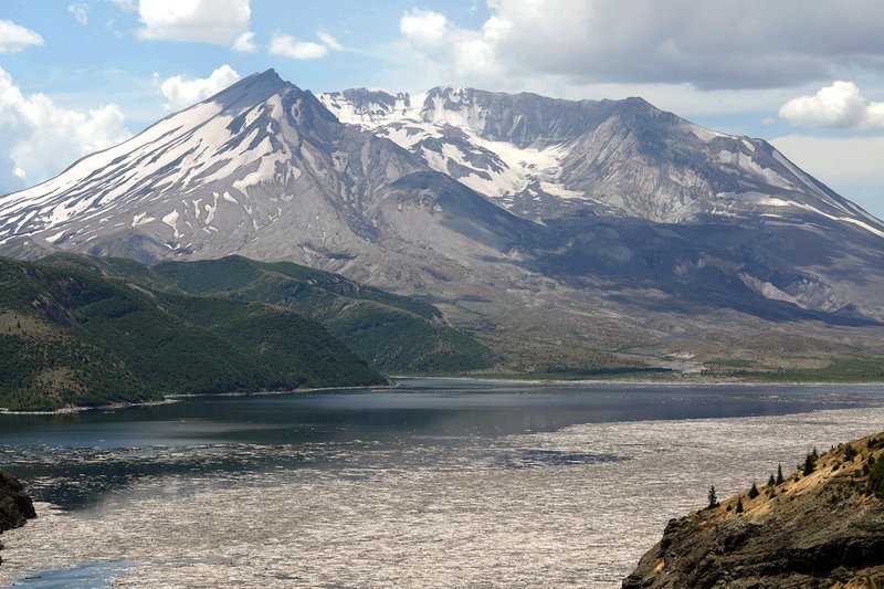 Drawn from the 1980 eruption: Deadwood still floats in Spirit Lake, at the foot of Mount St. Helens. – Bild: www.arte.tv