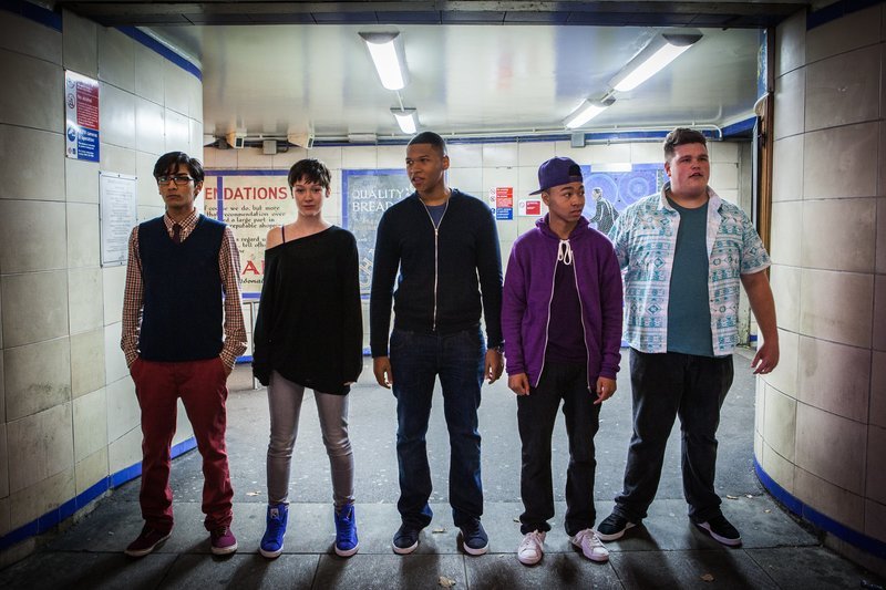 Auf (v.l.n.r.) Cam (Akshay Kumar), Dani (Amy Tyger), Sean (Franz Drameh), Pj (McKell David) und Ben (Jacob Chapman) wartet eine Menge Arbeit, als sie sich entschließen eine eigene, legendäre Party zu organisieren, nachdem sie vor dem Club von Macho Damian abgewiesen wurden … – Bild: 2013 Plumcourt Legacy Limited. ALL RIGHTS RESERVED. Lizenzbild frei
