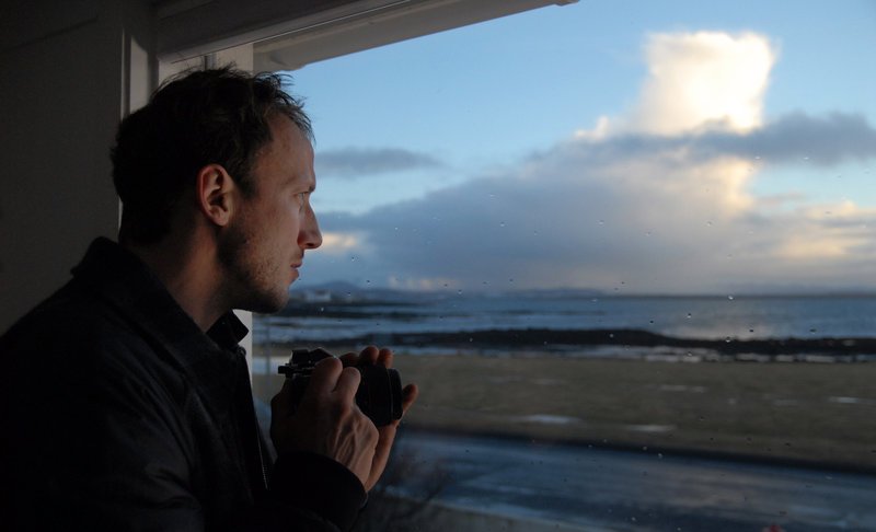 Findet auf einer Reise nach Island die Liebe: Jonas (Wotan Wilke Möhring) … – Bild: KINEOS Lizenzbild frei