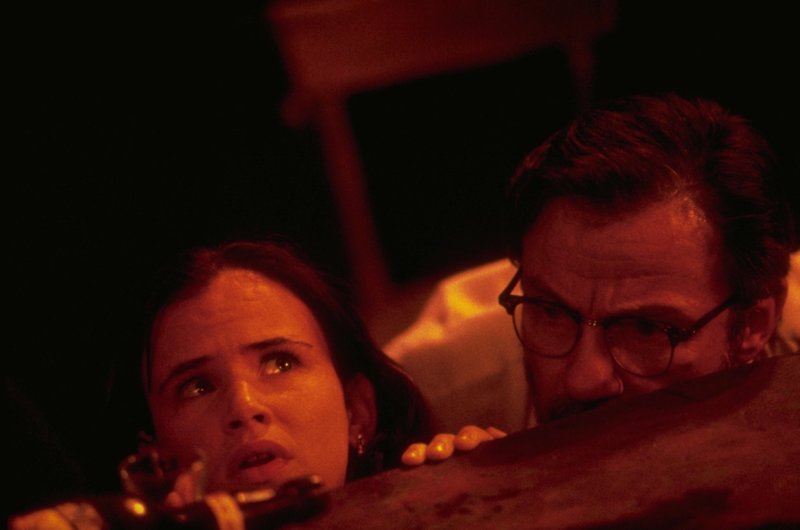 Der Ex-Prediger Jacob Fuller (Harvey Keitel, r.) und seine Tochter Kate (Juliette Lewis, l.) werden von zwei Bankräubern als Geiseln genommen und finden sich schließlich inmitten unzähliger blutdurstiger Vampire wieder ... – Bild: 1995 Miramax, LLC . All Rights Reserved. Lizenzbild frei Der Ex-Prediger Jacob Fuller (Harvey Keitel, r.) und seine Tochter Kate (Juliette Lewis, l.) werden von zwei Bankräubern als Geiseln genommen und finden sich schließlich inmitten unzähliger blutdurstiger Vampire wieder ... – Bild: 1995 Miramax, LLC . All Rights Reserved. Lizenzbild frei
