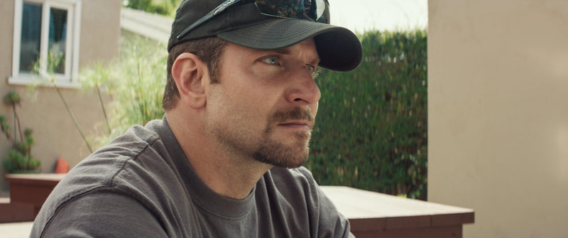 Endlich aus dem Krieg für immer heimgekehrt, da muss Chris (Bradley Cooper) erkennen, dass es der Krieg ist, den er nicht hinter sich lassen kann - auch wenn seine Ehe dies nicht länger zu verkraften scheint ... – Bild: Puls 4 Endlich aus dem Krieg für immer heimgekehrt, da muss Chris (Bradley Cooper) erkennen, dass es der Krieg ist, den er nicht hinter sich lassen kann - auch wenn seine Ehe dies nicht länger zu verkraften scheint ... – Bild: Puls 4