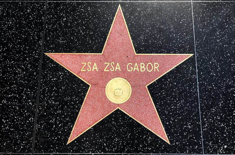 Ein Stern auf dem „Walk of Fame“ erinnert heute an die Hollywood-Legende Zsa Zsa Gabor. – Bild: RBB/​SWR /​ © Lona media