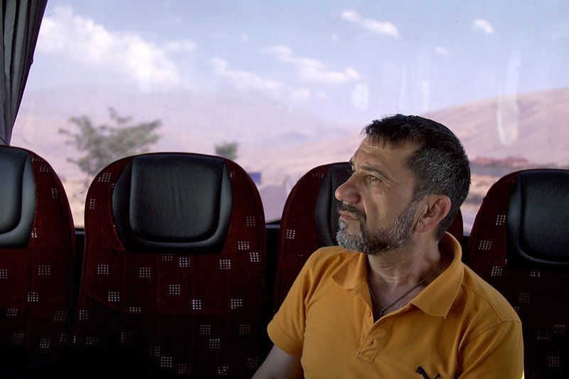 Stepan Gantralyan nachdenklich auf dem NachhausewegZur ARTE-Sendung
Reise nach Anatolien
7: Stepan Gantralyan nachdenklich auf dem Nachhauseweg
© Les Films du Balibari
Foto: WDR
Honorarfreie Verwendung nur im Zusammenhang mit genannter Sendung und bei folgender Nennung „Bild: Sendeanstalt/Copyright“. Andere Verwendungen nur nach vorheriger Absprache: ARTE-Bildredaktion, Silke Wölk Tel.: +33 3 881 422 25, E-Mail: bildredaktion@arte.tv – Bild: WDR / © Les Films du Balibari Stepan Gantralyan nachdenklich auf dem NachhausewegZur ARTE-Sendung
Reise nach Anatolien
7: Stepan Gantralyan nachdenklich auf dem Nachhauseweg
© Les Films du Balibari
Foto: WDR
Honorarfreie Verwendung nur im Zusammenhang mit genannter Sendung und bei folgender Nennung „Bild: Sendeanstalt/Copyright“. Andere Verwendungen nur nach vorheriger Absprache: ARTE-Bildredaktion, Silke Wölk Tel.: +33 3 881 422 25, E-Mail: bildredaktion@arte.tv – Bild: WDR / © Les Films du Balibari