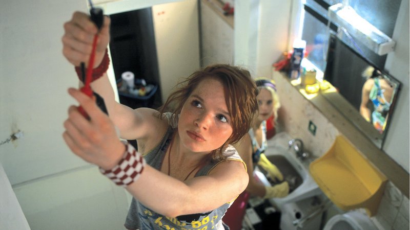 Lena (Karoline Herfurth) stellt ihr handwerkliches Talent unter Beweis.. – Bild: RTL Zwei