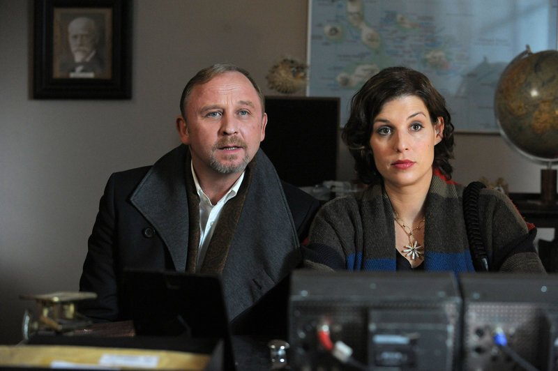 Alexander Held (Arnold Ettmayr), Elena Uhlig (Anke Panndorf). – Bild: ZDF und ORF/​Monafilm/​Oliver Roth
