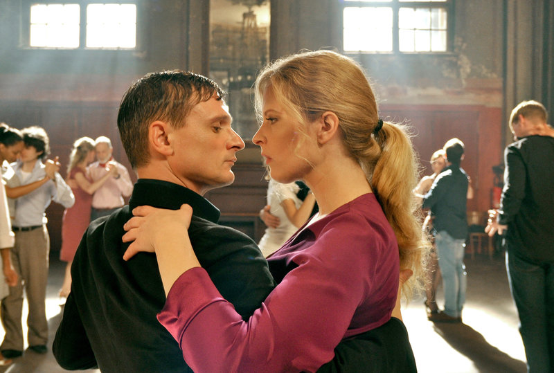 Ines (Diana Amft) ist überrascht, dass Moritz (Florian Lukas) tanzen kann. – Bild: ZDF und ARD Degeto/Hans-Joachim Pfeiffer Ines (Diana Amft) ist überrascht, dass Moritz (Florian Lukas) tanzen kann. – Bild: ZDF und ARD Degeto/Hans-Joachim Pfeiffer