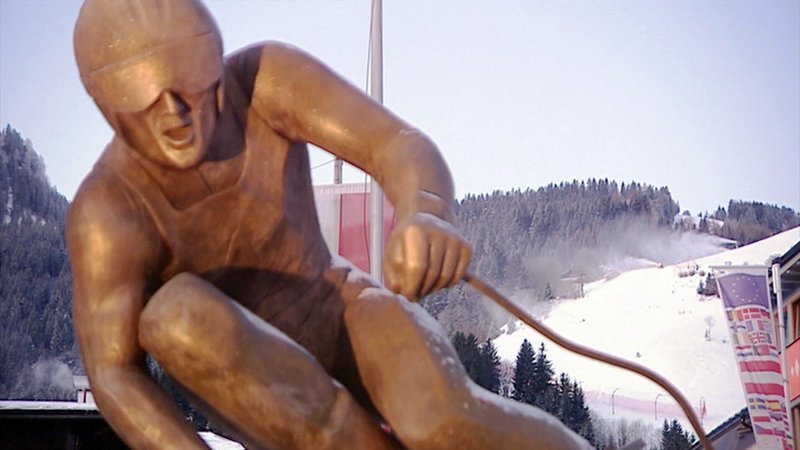 „Kitzbühel – Ein Wintermärchen“, Kitzbühel ist ein Mekka für prominente Urlauber und Pauschaltouristen. Innerhalb der vergangenen Jahrzehnte hat es sich vom Dorf zu einer der teuersten Städte in ganz Österreich entwickelt. „Almabtrieb? Das machen die in Reit im Winkl oder Sankt Johann. In Kitzbühel ist das ganze Jahr lang nur ‚Auftrieb‘“, sagt Josef Gruber schmunzelnd. Er muss es wissen: Der Bauer hat von Kitzbühels höchstem Almhof einen perfekten Überblick über das Tiroler Tal. In der Saison wird rund um die Uhr gefeiert. Kitzbühel, von seinen VIPs kurz „Kitz“ genannt, gilt als mondän und als ein wenig verrucht. Gunter Sachs war da, ebenso wie Romy Schneider oder Arnold Schwarzenegger. Heute sind es Prominente wie Franz Beckenbauer oder Uschi Glas. Milliardenschwere Russen lassen dort die Fünf-Sterne-Hotels hochziehen. SENDUNG: ORF3 – MO – 20.01.2020 – 21:05 UHR. – Veroeffentlichung fuer Pressezwecke honorarfrei ausschliesslich im Zusammenhang mit oben genannter Sendung oder Veranstaltung des ORF bei Urhebernennung. – Bild: ORF „Kitzbühel – Ein Wintermärchen“, Kitzbühel ist ein Mekka für prominente Urlauber und Pauschaltouristen. Innerhalb der vergangenen Jahrzehnte hat es sich vom Dorf zu einer der teuersten Städte in ganz Österreich entwickelt. „Almabtrieb? Das machen die in Reit im Winkl oder Sankt Johann. In Kitzbühel ist das ganze Jahr lang nur ‚Auftrieb‘“, sagt Josef Gruber schmunzelnd. Er muss es wissen: Der Bauer hat von Kitzbühels höchstem Almhof einen perfekten Überblick über das Tiroler Tal. In der Saison wird rund um die Uhr gefeiert. Kitzbühel, von seinen VIPs kurz „Kitz“ genannt, gilt als mondän und als ein wenig verrucht. Gunter Sachs war da, ebenso wie Romy Schneider oder Arnold Schwarzenegger. Heute sind es Prominente wie Franz Beckenbauer oder Uschi Glas. Milliardenschwere Russen lassen dort die Fünf-Sterne-Hotels hochziehen. SENDUNG: ORF3 – MO – 20.01.2020 – 21:05 UHR. – Veroeffentlichung fuer Pressezwecke honorarfrei ausschliesslich im Zusammenhang mit oben genannter Sendung oder Veranstaltung des ORF bei Urhebernennung. – Bild: ORF