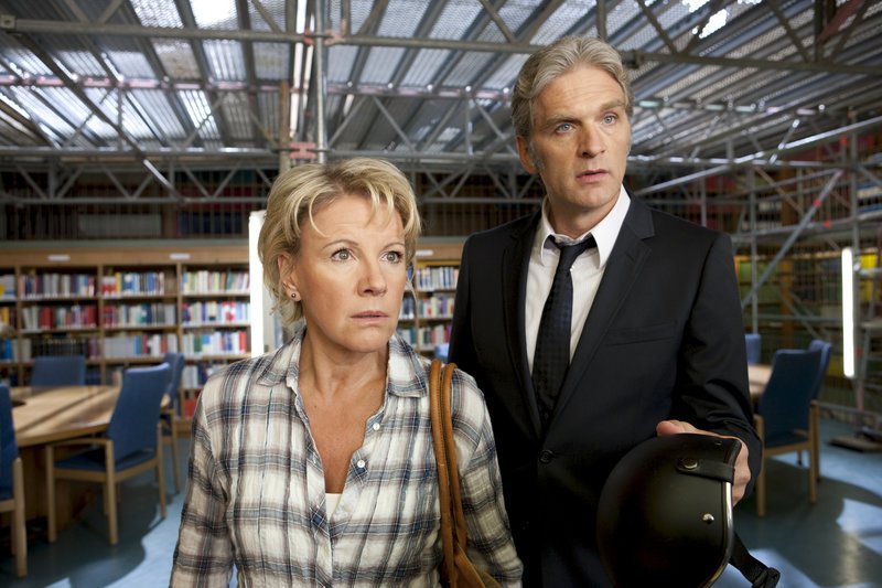 Joerg (Walter Sittler) und Iris (Mariele Millowitsch) wollen Ihre Scheidungspapiere zurück. – Bild: ZDF und Thomas Kost Joerg (Walter Sittler) und Iris (Mariele Millowitsch) wollen Ihre Scheidungspapiere zurück. – Bild: ZDF und Thomas Kost