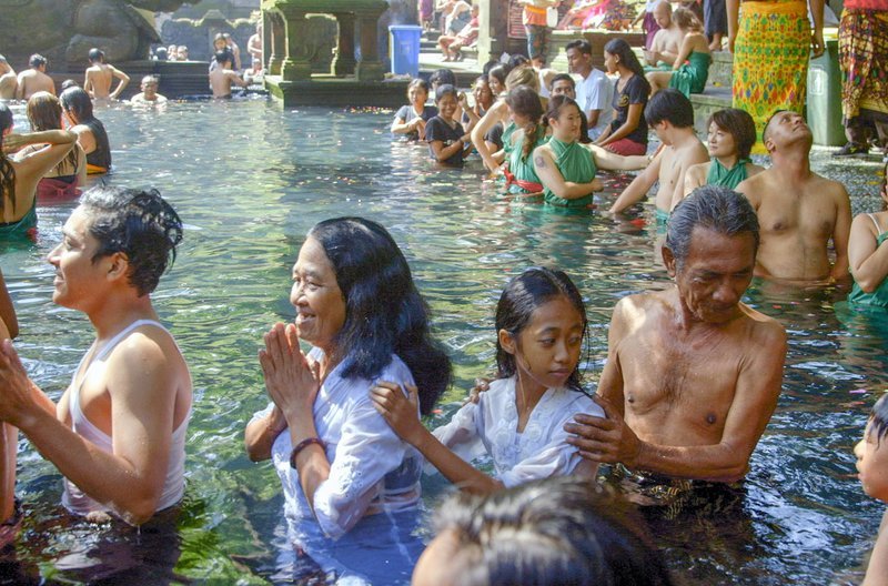 Zur Tempelanlage Pura Tirta Empul pilgern viele gläubige Balinesen, um sich mit dem heiligen Wasser von Krankheiten zu befreien und Probleme abzuwaschen. – Bild: arte