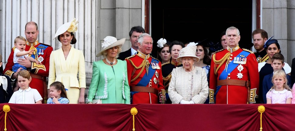 Die gesamte britische Königsfamilie auf dem Balkon von Buckingham Palace. – Bild: ZDF und imago images / pa images.