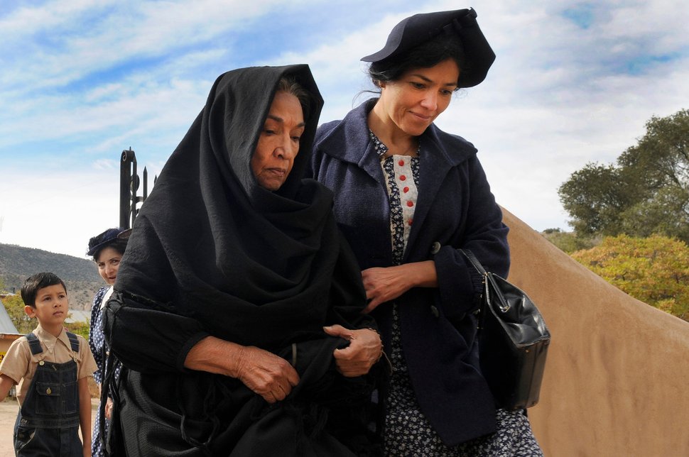 Noch ahnt Maria (Dolores Heredia, r.) nicht, dass Ultima (Miriam Colon, l.) über gefährliche Kenntnisse verfügt… – Bild: 2012 Tenaja Productions, LLC. All Rights Reserved. ©