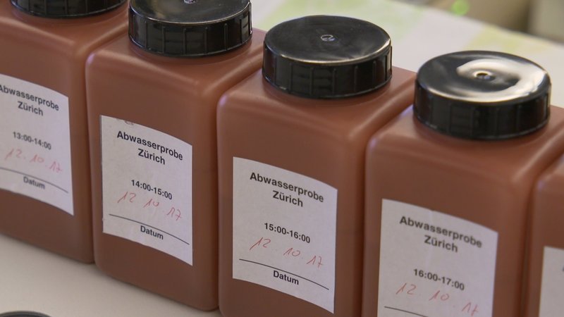 Um herauszufinden, wie viel Kokain die Züricher konsumieren, werden Abwasserproben aus dem Klärwerk genommen. – Bild: ZDF und NZZ Format./​NZZ Format