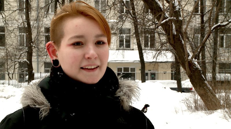 Polina studiert in Moskau und ist im fernen Sibirien in der „geschlossenen“ Stadt Schelesnogorsk, die mit Stacheldraht umzäunt ist, groß geworden. In der Stadt werden Atomwaffen recycelt und Satelitten produziert. – Bild: WDR/Lichtfilm GmbH / WDR Kommunikation/Redaktion Bild Polina studiert in Moskau und ist im fernen Sibirien in der „geschlossenen“ Stadt Schelesnogorsk, die mit Stacheldraht umzäunt ist, groß geworden. In der Stadt werden Atomwaffen recycelt und Satelitten produziert. – Bild: WDR/Lichtfilm GmbH / WDR Kommunikation/Redaktion Bild