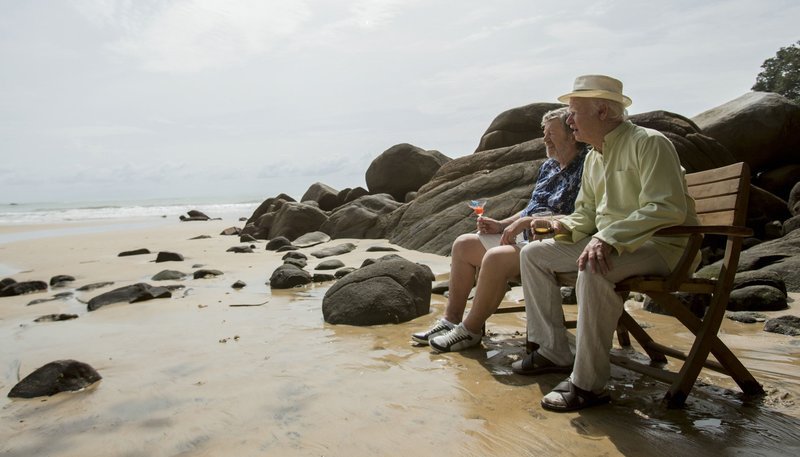 Allan Karlsson (Robert Gustafsson, re.) und Julius (Iwar Wiklander) am Strand von Bali. – Bild: ARD Degeto/​Concorde Filmverleih