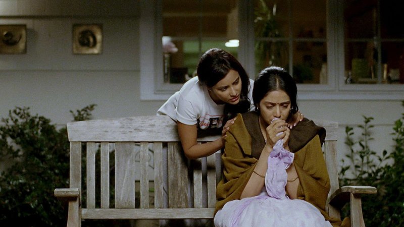 Radha (Priya Anand, li), Shashi (Sridevi, re) – Bild: Zee.One