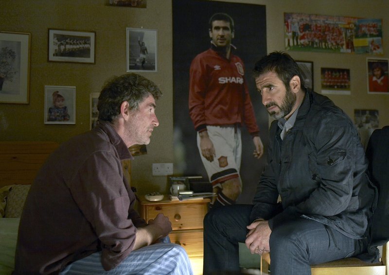 rbb Fernsehen LOOKING FOR ERIC, am Mittwoch (26.03.14) um 22:45 Uhr. Eric (Steve Evets) erzählt dem legendärne Fußballer Eric Cantona (Eric Cantona, re.) von seinen Sorgen. – Bild: rbb/Degeto/Sixteen Films rbb Fernsehen LOOKING FOR ERIC, am Mittwoch (26.03.14) um 22:45 Uhr. Eric (Steve Evets) erzählt dem legendärne Fußballer Eric Cantona (Eric Cantona, re.) von seinen Sorgen. – Bild: rbb/Degeto/Sixteen Films