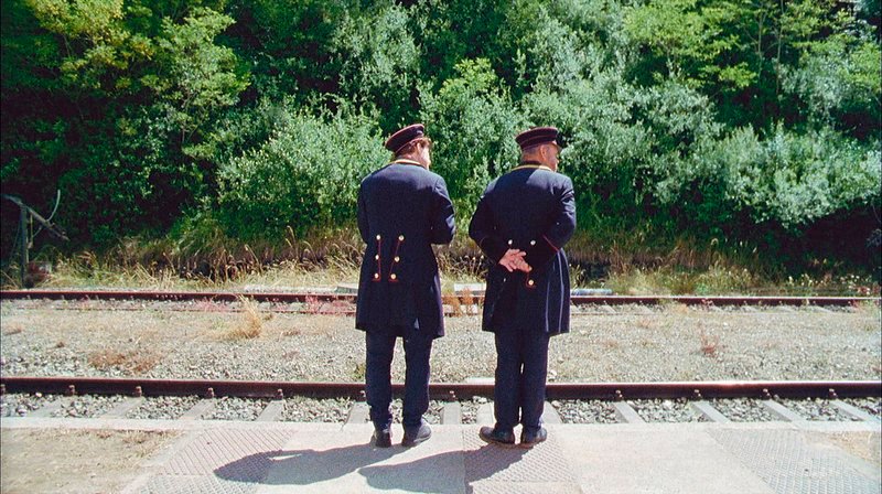 Die Bahnwärter Alfons (Fritz Roth, re.) und Milosz (Georg Tryphon) bei der täglichen Kontrolle auf dem Bahnsteig. – Bild: MDR/​Mortimer Hochberg