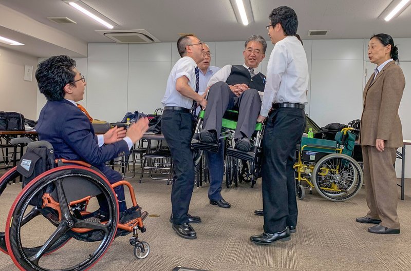 Jungunternehmer Toshiya Kakiuchi hat aus den Erfahrungen mit seiner Behinderung ein Geschäft gemacht. Er bringt der Japan AG bei, wie Inklusion lukrativ werden kann. – Bild: Susanne Steffen / © Susanne Steffen Jungunternehmer Toshiya Kakiuchi hat aus den Erfahrungen mit seiner Behinderung ein Geschäft gemacht. Er bringt der Japan AG bei, wie Inklusion lukrativ werden kann. – Bild: Susanne Steffen / © Susanne Steffen