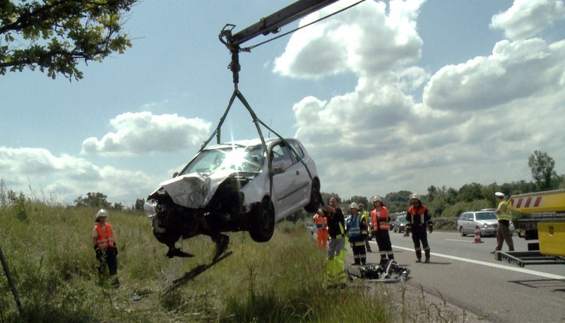 SWR Fernsehen DER AUTOBAHNKRIEG – DAMALS UND HEUTE, am Montag (30.09.13) um 23:45 Uhr. Bergung eines Unfallfahrzeuges. – Bild: SWR/​WDR