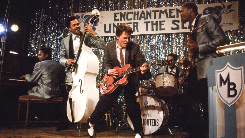 Marty (Michael J. Fox) verblüfft alle Anwesenden mit seinen Künsten an der Gitarre. – Bild: RTL Zwei Marty (Michael J. Fox) verblüfft alle Anwesenden mit seinen Künsten an der Gitarre. – Bild: RTL Zwei