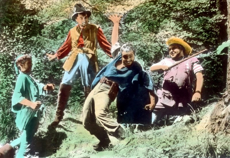 Der Räuberhauptmann (Peter Brand, 2. v. links) und seine drei Spießgesellen machen den Wald unsicher. – Bild: SWR/​NDR/​Degeto
