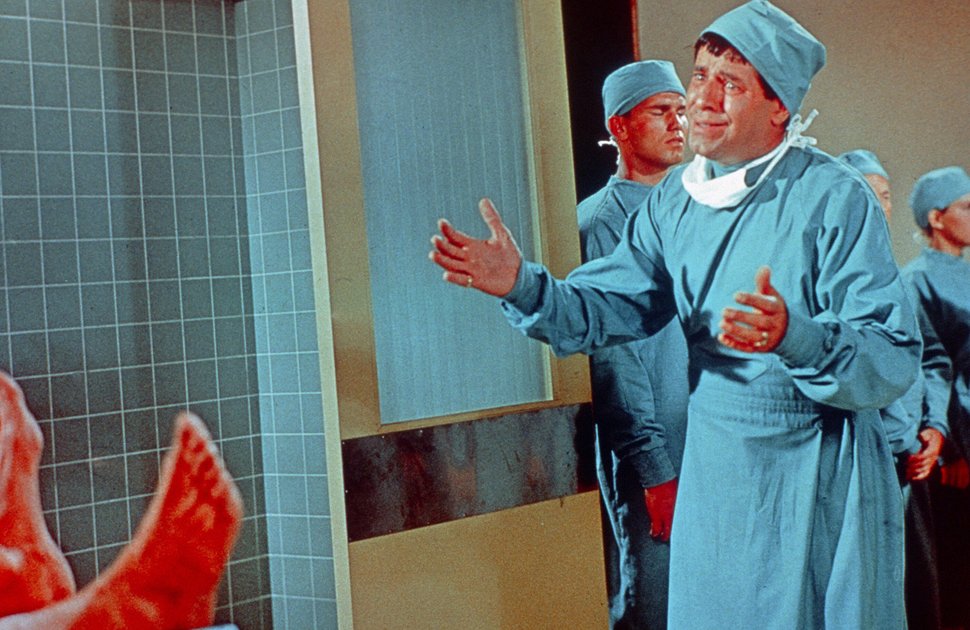 Pfleger Jerome (Jerry Lewis) fühlt so intensiv mit seinen Patienten, dass er ihre Symptome übernimmt und sorgt so für mächtiges Chaos im Sanatorium… – Bild: TM & Copyright © 2004 by Paramount Pictures Corporation. Lizenzbild frei Pfleger Jerome (Jerry Lewis) fühlt so intensiv mit seinen Patienten, dass er ihre Symptome übernimmt und sorgt so für mächtiges Chaos im Sanatorium… – Bild: TM & Copyright © 2004 by Paramount Pictures Corporation. Lizenzbild frei