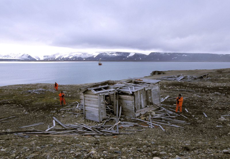 In der Sorgebay stehen noch heute Reste einer schwedischen Polar Expedition aus dem Jahr 1900, in dem einige Mitglieder der Schroeder Stranz Expedition im Frühjahr 1913 Unterkunft fanden. – Bild: NDR/​Urs Möckli