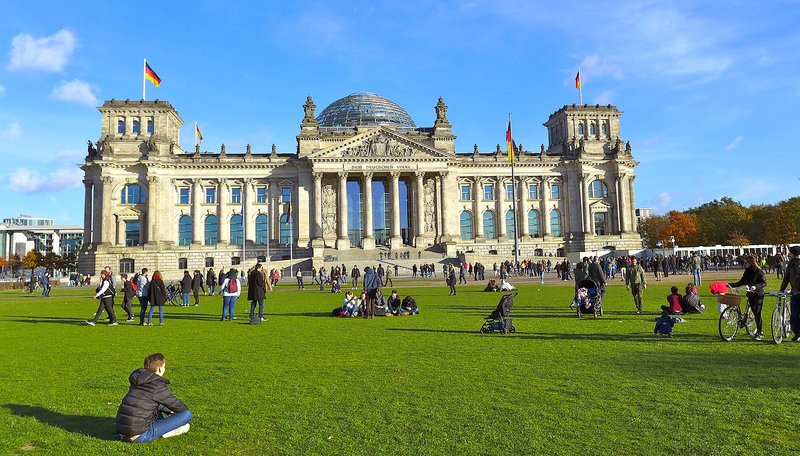 Auch am Reichstag fährt der Bus 100 vorbei. – Bild: rbb