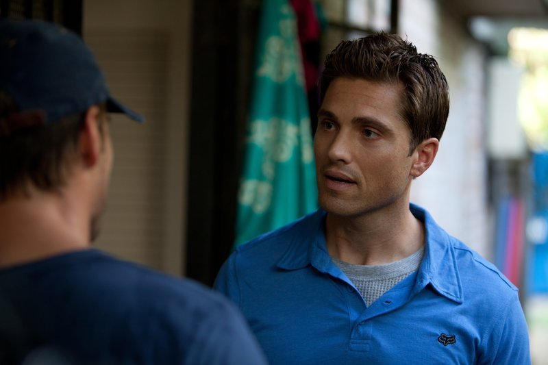 Bei Adam (Eric Winter, r.) erkundigt sich Jeremy (Josh Duhamel, l.) nach dem Zustand ihres gemeinsamen Freundes Craig. – Bild: Polsat – tylko do wykorzystania w celu promocji ramówki stacji Polsat Bei Adam (Eric Winter, r.) erkundigt sich Jeremy (Josh Duhamel, l.) nach dem Zustand ihres gemeinsamen Freundes Craig. – Bild: Polsat – tylko do wykorzystania w celu promocji ramówki stacji Polsat