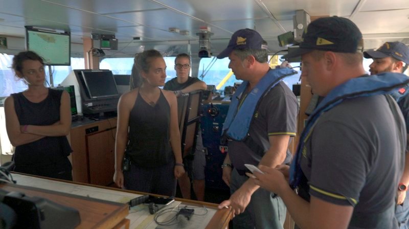 Carola Rackete ist unerlaubt in die italienischen Territorialgewässer gefahren. Tagelang verhandelt sie mit den italienischen Behörden. – Bild: NDR/​Jonas Schreijäg