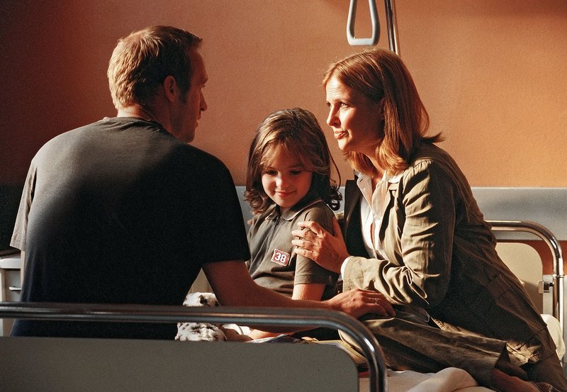 ARD STUNDE DER ENTSCHEIDUNG, Deutschland 2006, Regie Michael Rowitz, am Freitag (05.05.06) um 20:15 Uhr und am Dienstag (09.05.06) um 10:30 Uhr im Ersten. Karen (Katharina Bshm) und ihr Mann Christoph (Stephan Kampwirth) sind froh, dass ihre Tochter Kim (Leslie-Vanessa Lill) nach der schwierigen Operation wohl auf ist. © ARD Degeto/​Barbara Bauriedl – honorarfrei, Verwendung nur im Zusammenhang mit o. g. Sendung bei Nennung Bild: „ARD Degeto/​Barbara Bauriedl“ (S 2), Programmplanung und Presse (069) 1509⁠–⁠334 oder -335 – Bild: Credit: ARD Degeto/​Barbara Bauriedl, Source: DEGETO FILM,