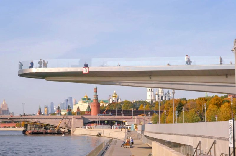 Die gläserne Brücke im Zentrum der Stadt – Bild: Marcus Winterbauer /​ © Marcus Winterbauer