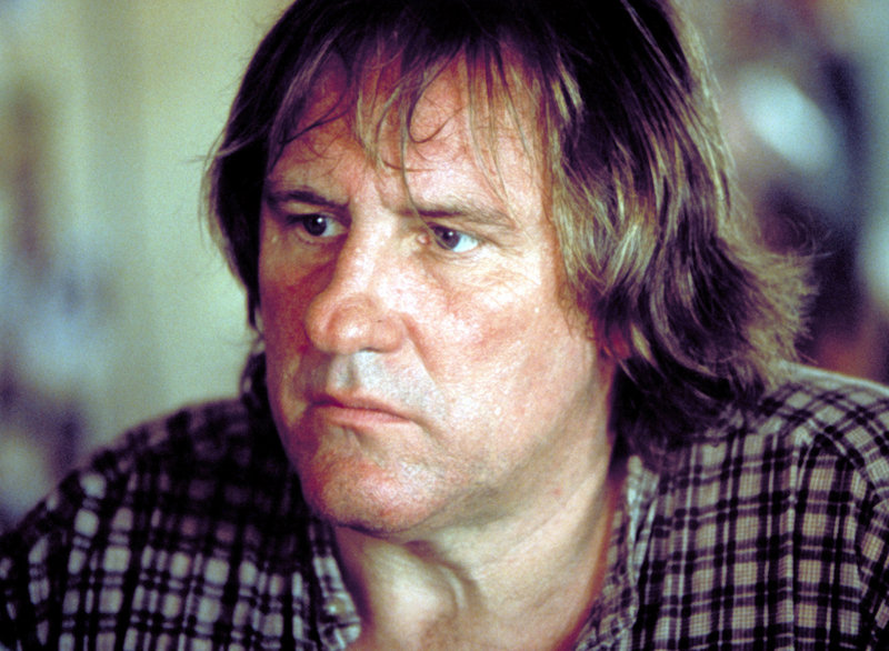 Der skurrile Hotelier Emile (Gérard Depardieu). – Bild: TMG Der skurrile Hotelier Emile (Gérard Depardieu). – Bild: TMG