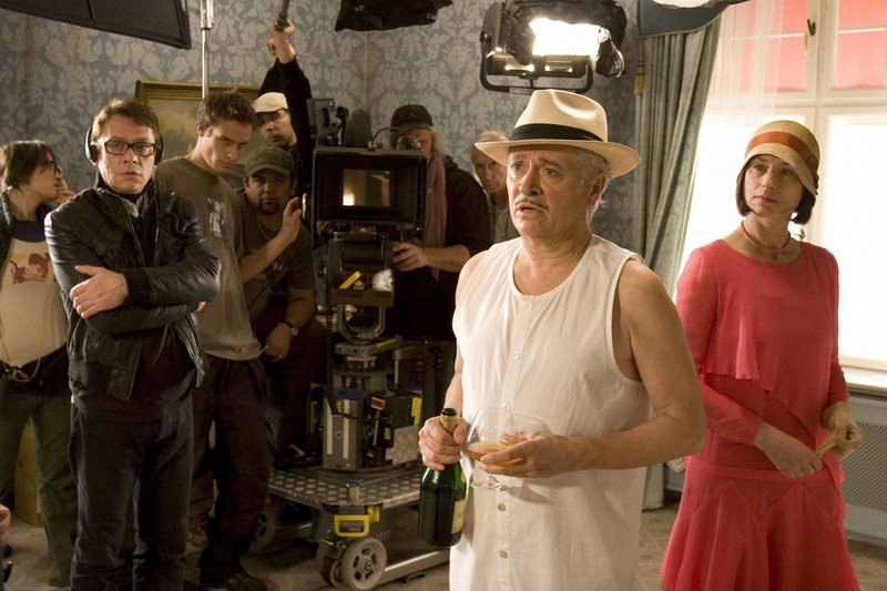 Regisseur Martin Telleck (Sylvester Groth, li.) bei den Dreharbeiten seines 20er Jahre Films mit Hauptdarsteller Otto Kullberg (Henry Hübchen) und Bettina Moll (Corinna Harfouch). – Bild: ZDF und rbb/Steffen Junghans Regisseur Martin Telleck (Sylvester Groth, li.) bei den Dreharbeiten seines 20er Jahre Films mit Hauptdarsteller Otto Kullberg (Henry Hübchen) und Bettina Moll (Corinna Harfouch). – Bild: ZDF und rbb/Steffen Junghans