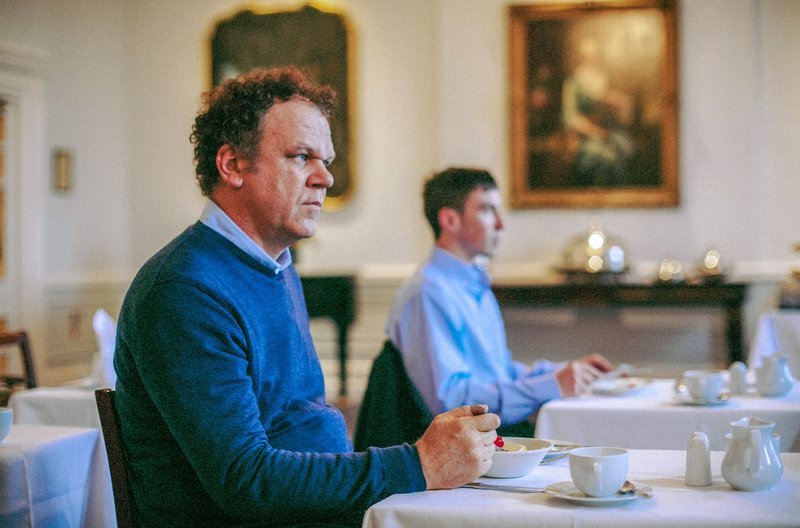 Der lispelnde Mann (John C. Reilly) muss im „Hotel“ eine neue Partnerin finden, um nicht in ein Tier verwandelt zu werden. – Bild: arte Der lispelnde Mann (John C. Reilly) muss im „Hotel“ eine neue Partnerin finden, um nicht in ein Tier verwandelt zu werden. – Bild: arte