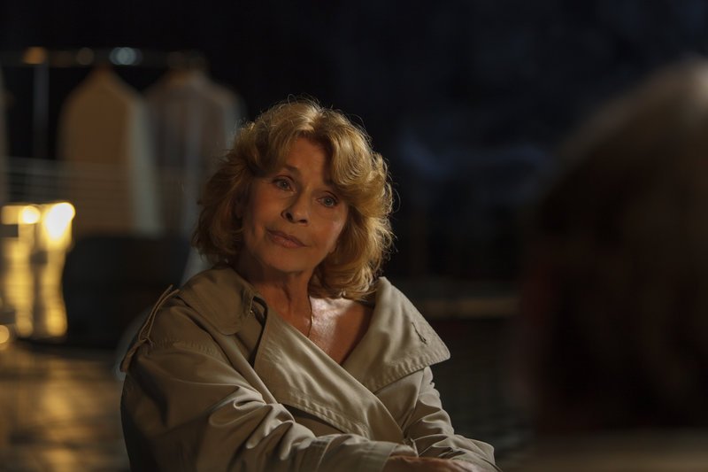 Betty (Senta Berger) sitzt in Leos Schlafzimmer in dessen Studio. – Bild: ZDF und Conny Klein Betty (Senta Berger) sitzt in Leos Schlafzimmer in dessen Studio. – Bild: ZDF und Conny Klein