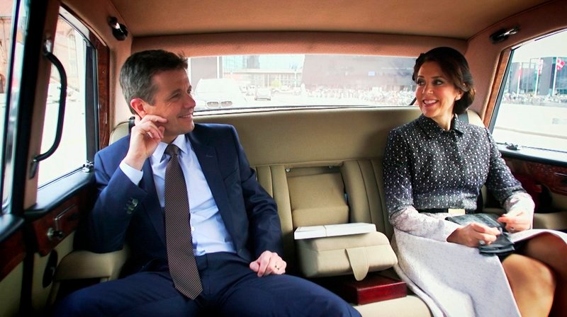 Das Kronprinzenpaar Frederik und Mary im Auto. – Bild: NDR Das Kronprinzenpaar Frederik und Mary im Auto. – Bild: NDR