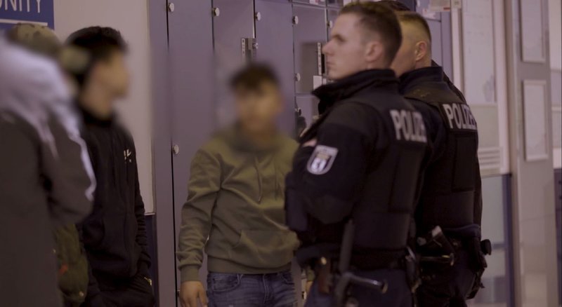 Der Film begleitet junge Intensivtäter auf ihrem Weg zurück in ein straffreies Leben und beleuchtet die Gründe für Jugendkriminalität und die Schwächen unseres Justizsystems. – Bild: ZDF und Andrzej Król