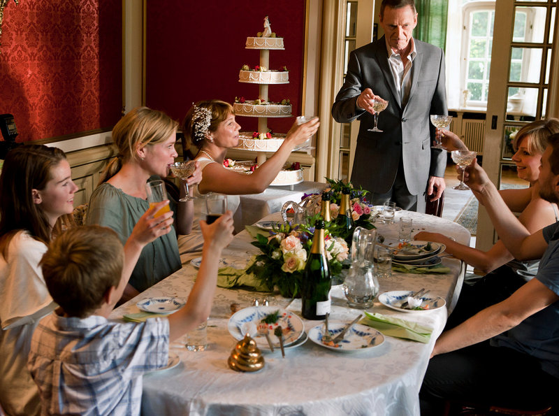 Eine Familie – Bild: ZDF und ARD Degeto/​Tobis/​Rolf Konow