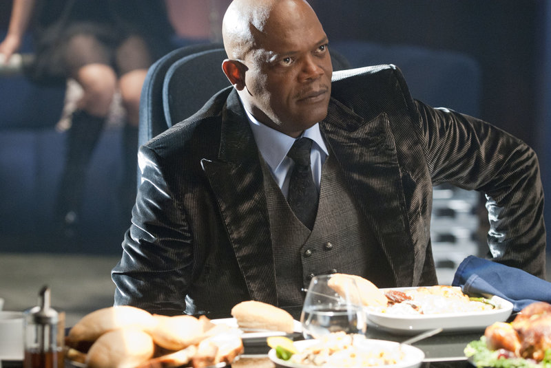 Kopf der Machenschaften ist Logan (Samuel L. Jackson), mit dem David den Deal eingeht, dass er nach zehn gewonnenen Kämpfen freigelassen wird. – Bild: Sony Kopf der Machenschaften ist Logan (Samuel L. Jackson), mit dem David den Deal eingeht, dass er nach zehn gewonnenen Kämpfen freigelassen wird. – Bild: Sony